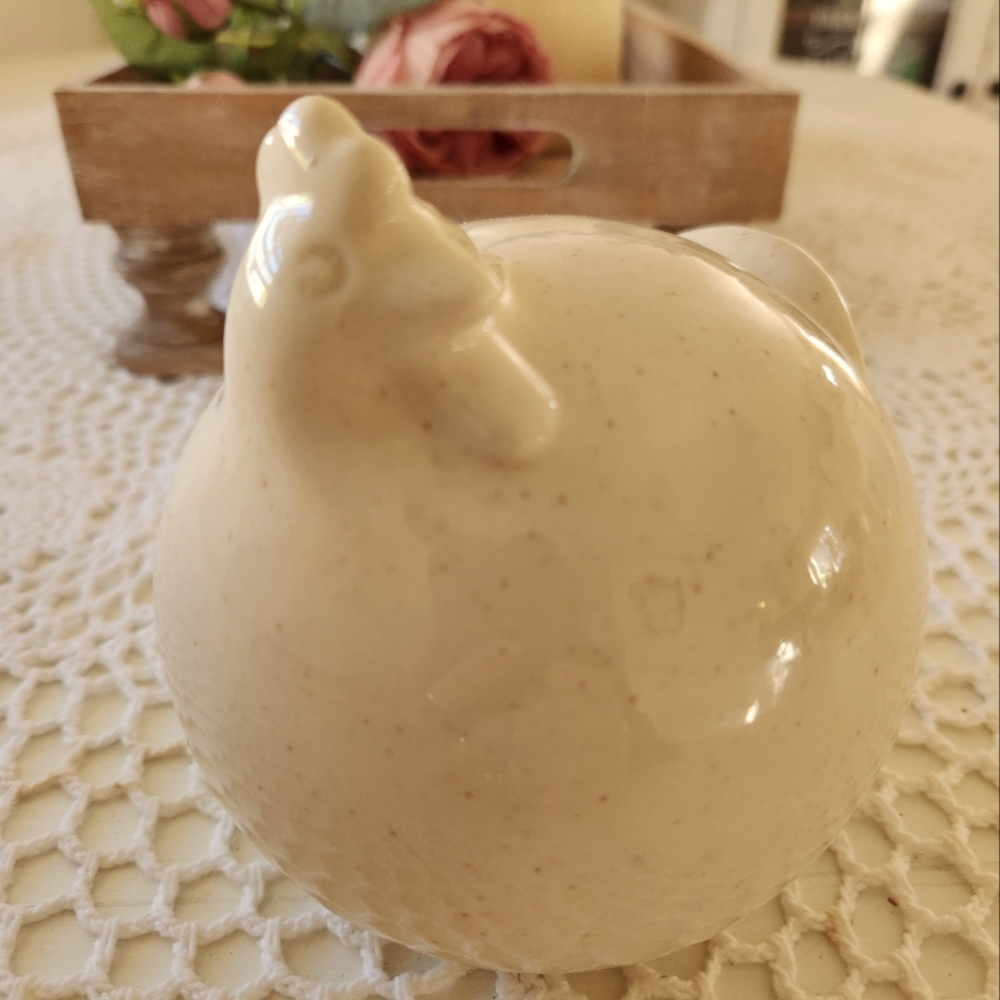 Farmhouse adorable fat chicken!!